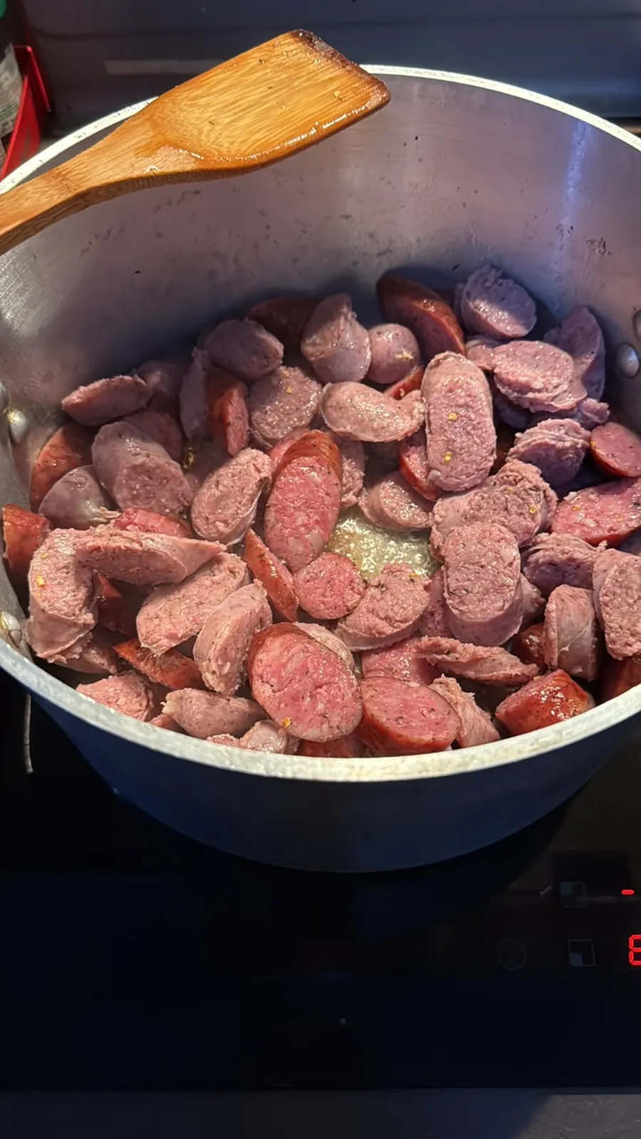 Les tronçons de saucisses reviennent dans la marmite après le dessalage.