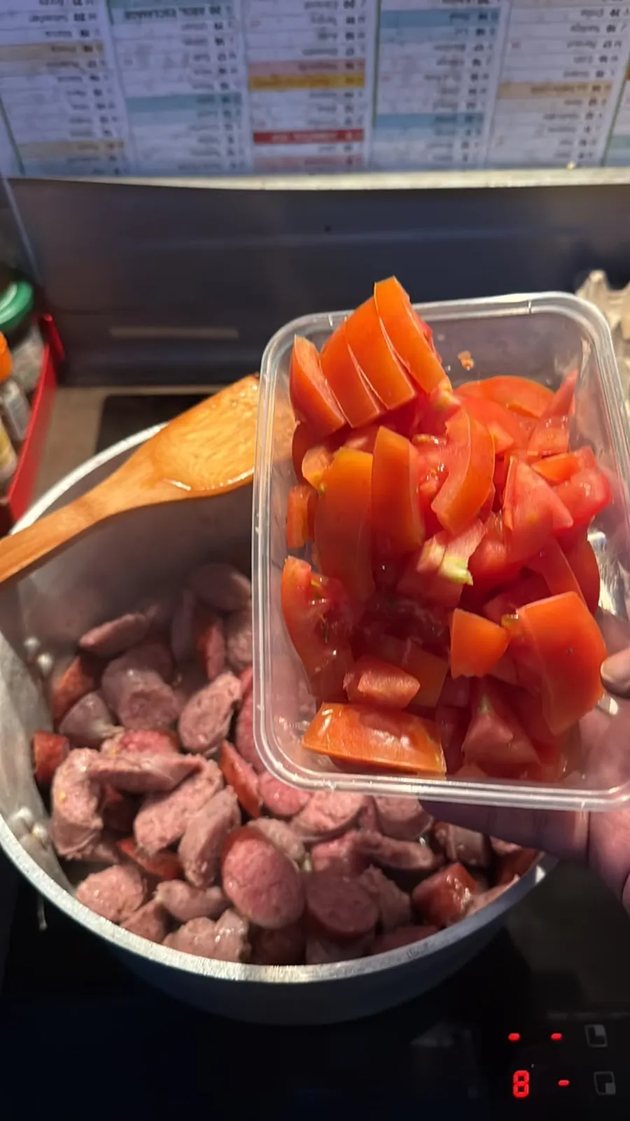 Les tomates fraîches coupées partent dans la marmite pour la fondue.